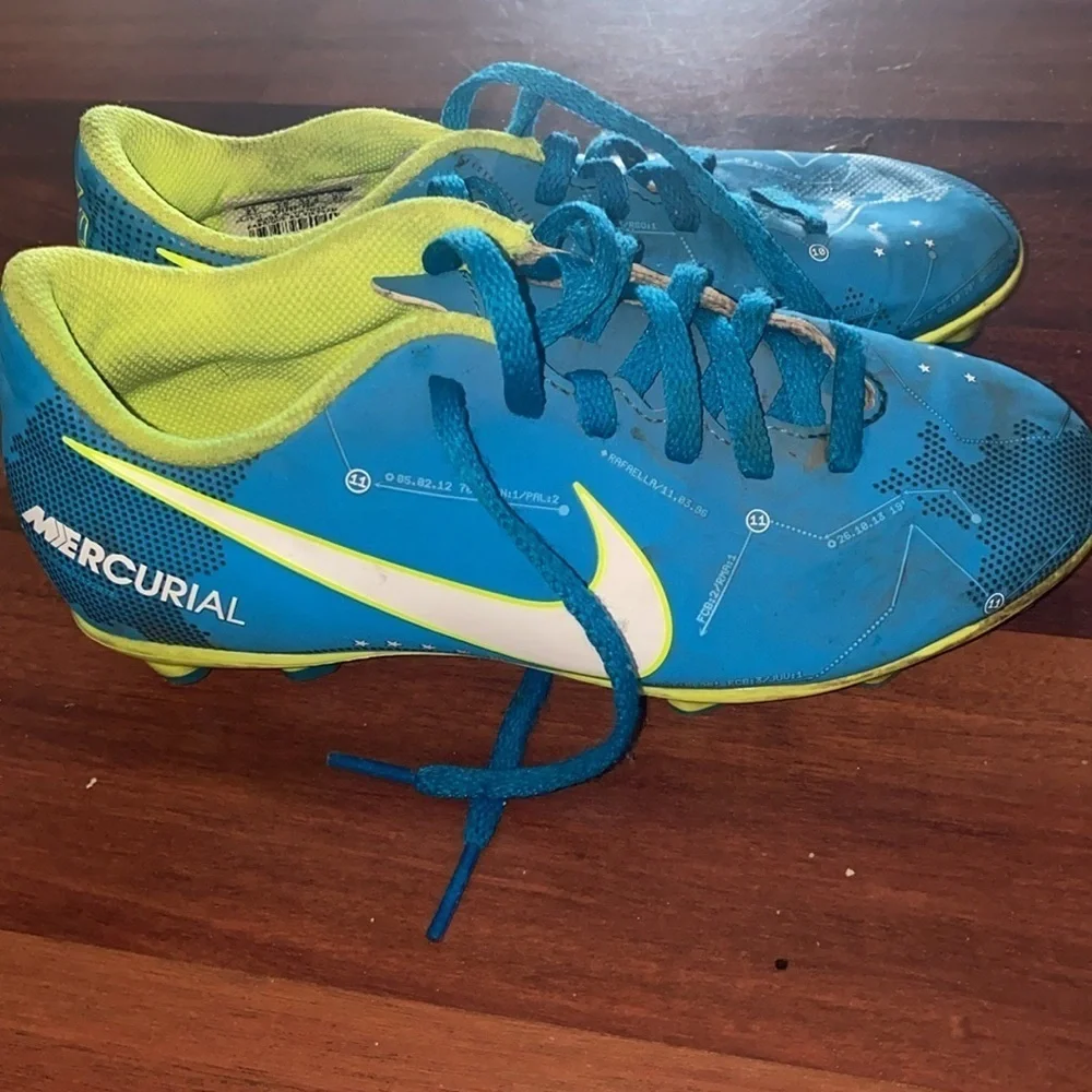 Nike soccer cleats Size 2Y Used in good condition